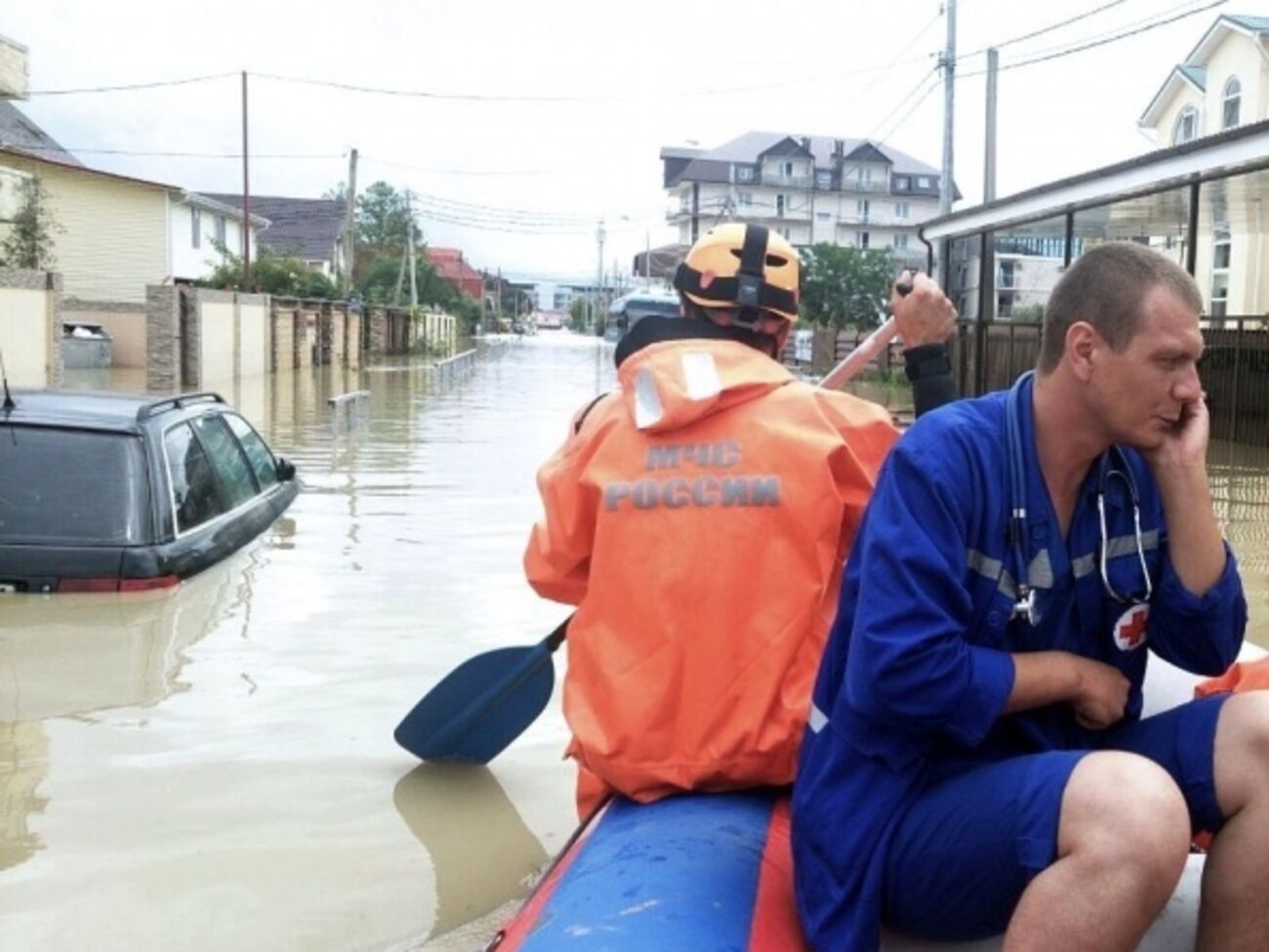 МЧС РФ: К пострадавшим больным в подтопленные дома врачей доставляют на рафтах