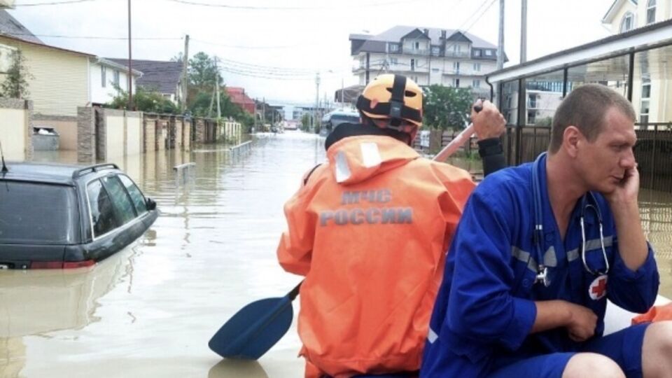 МЧС РФ: К пострадавшим больным в подтопленные дома врачей доставляют на рафтах
