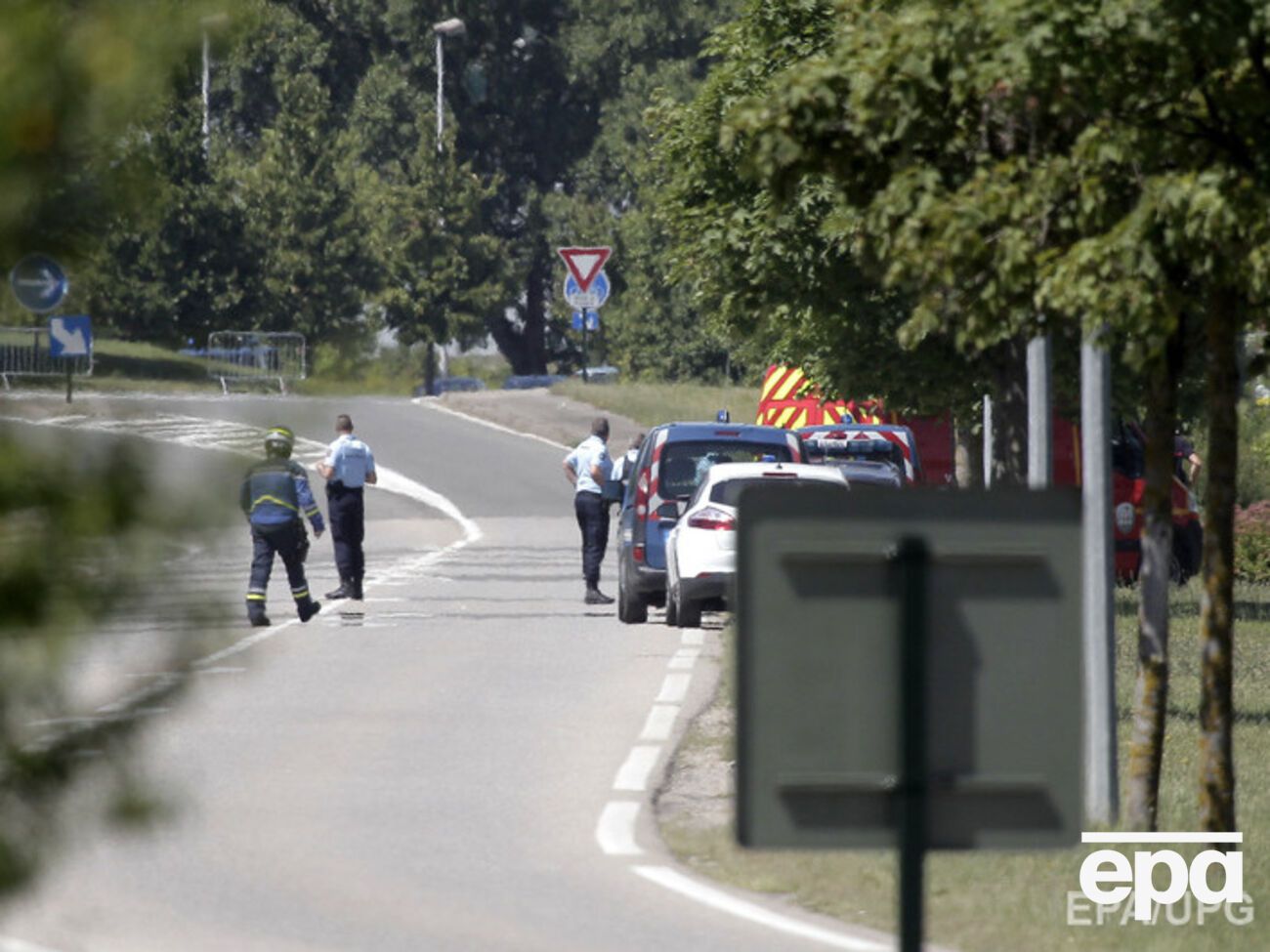 Французская полиция разыскивает подозреваемых в атаке на завод