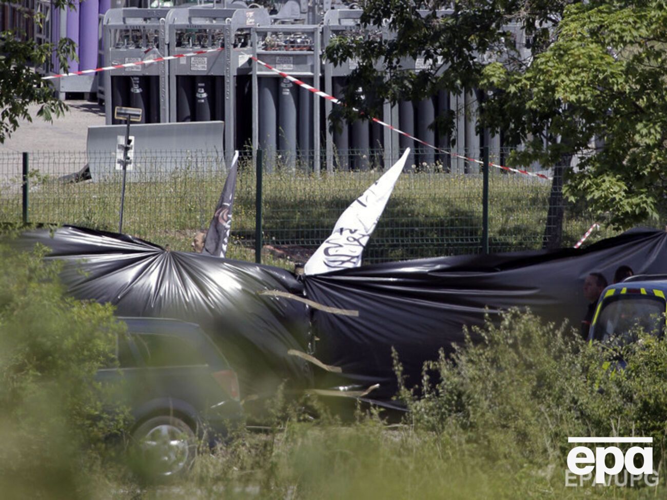 Во Франции исламисты напали на завод по производству сжиженного газа, один человек погиб. Фоторепортаж