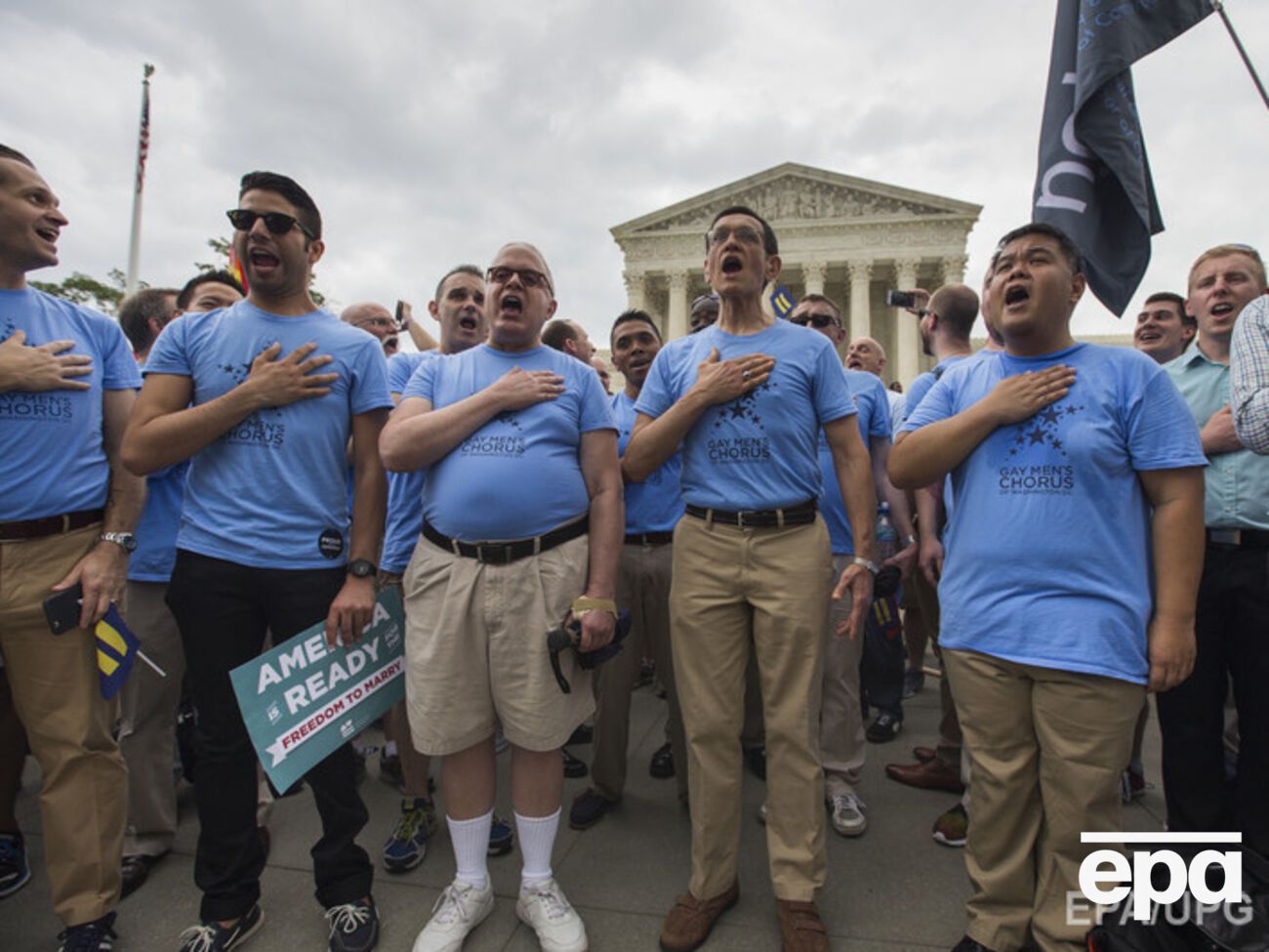 Сторонники гей-браков поют гимн США перед зданием Верховного суда страны после оглашения вердикта