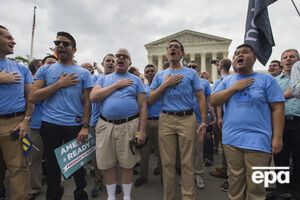Сторонники гей-браков поют гимн США перед зданием Верховного суда страны после оглашения вердикта