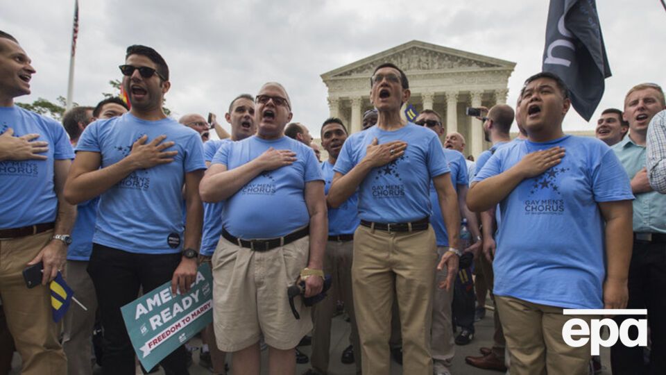 Сторонники гей-браков поют гимн США перед зданием Верховного суда страны после оглашения вердикта