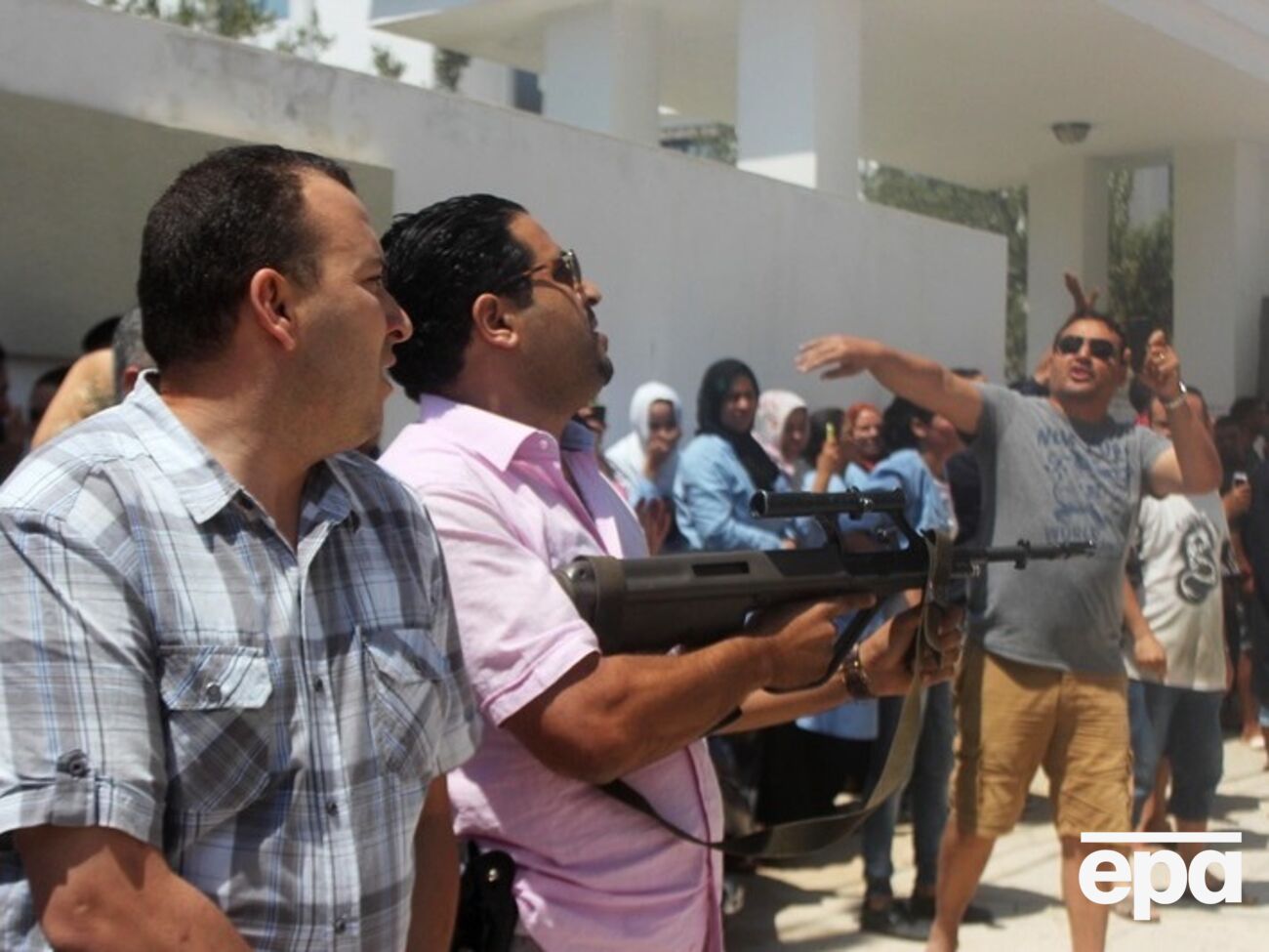 В Тунисе террористы расстреляли отдыхающих на пляже. Фоторепортаж