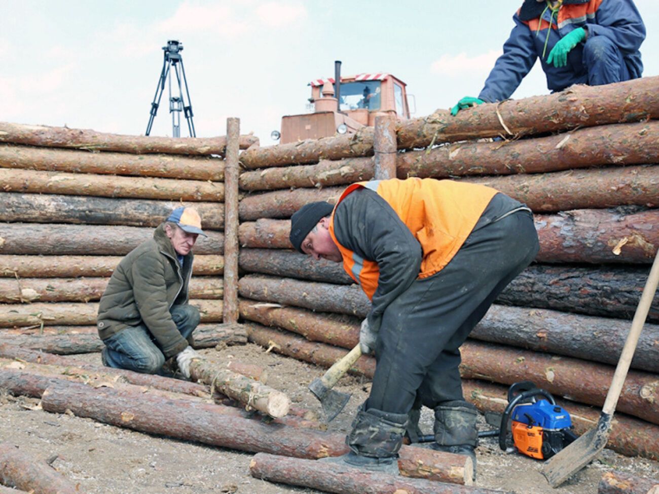 900 харьковских строителей участвовали в сооружении блокпостов в Луганской области