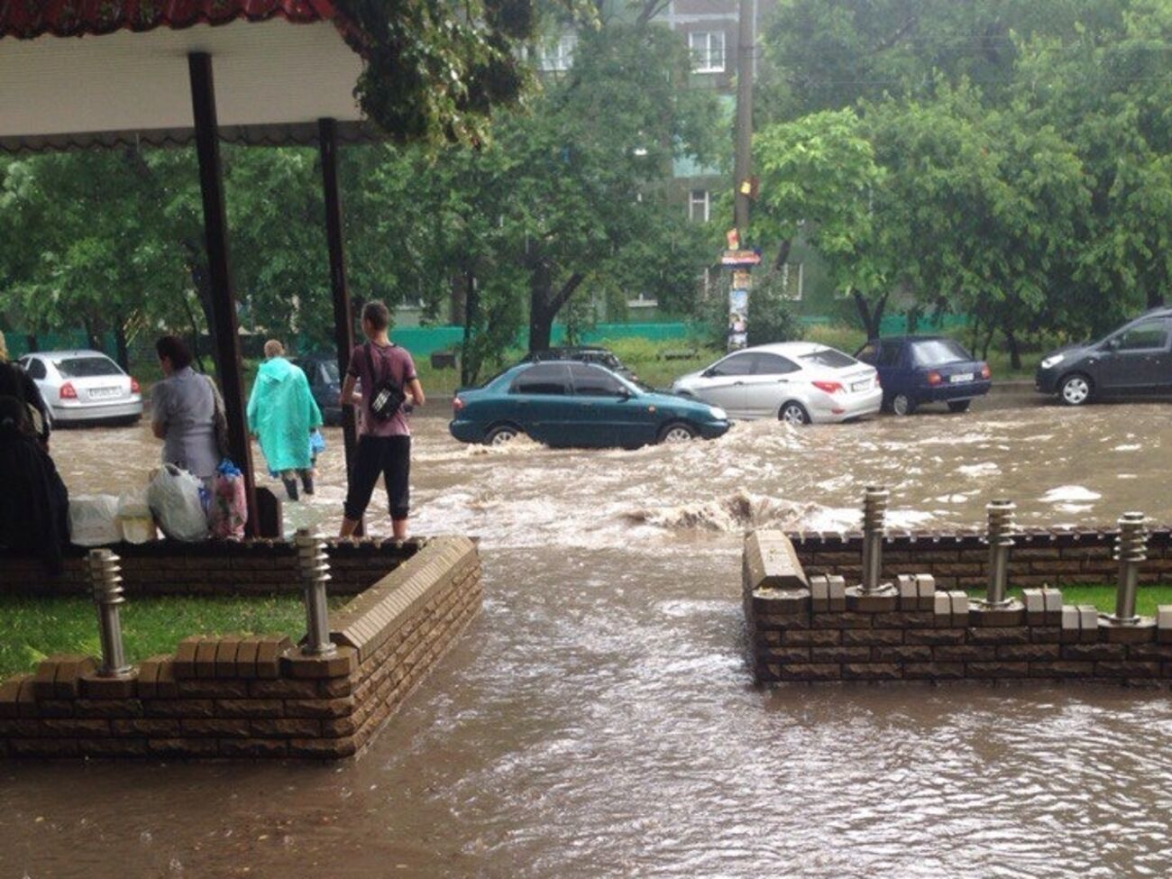 Улицы Запорожья залило водой после сильного ливня