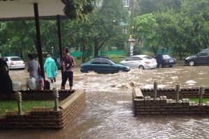 Улицы Запорожья залило водой после сильного ливня