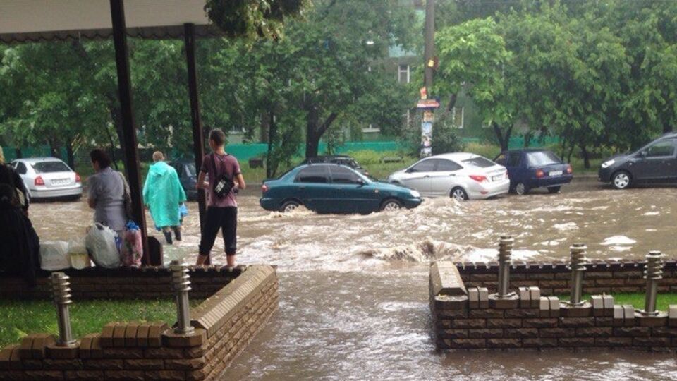 Улицы Запорожья залило водой после сильного ливня