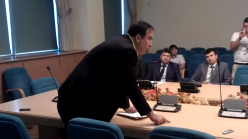 Саакашвили — главе Госавиаслужбы: Вы поменяли государственный интерес на указания олигархов, и нечего тут лыбиться. Видео