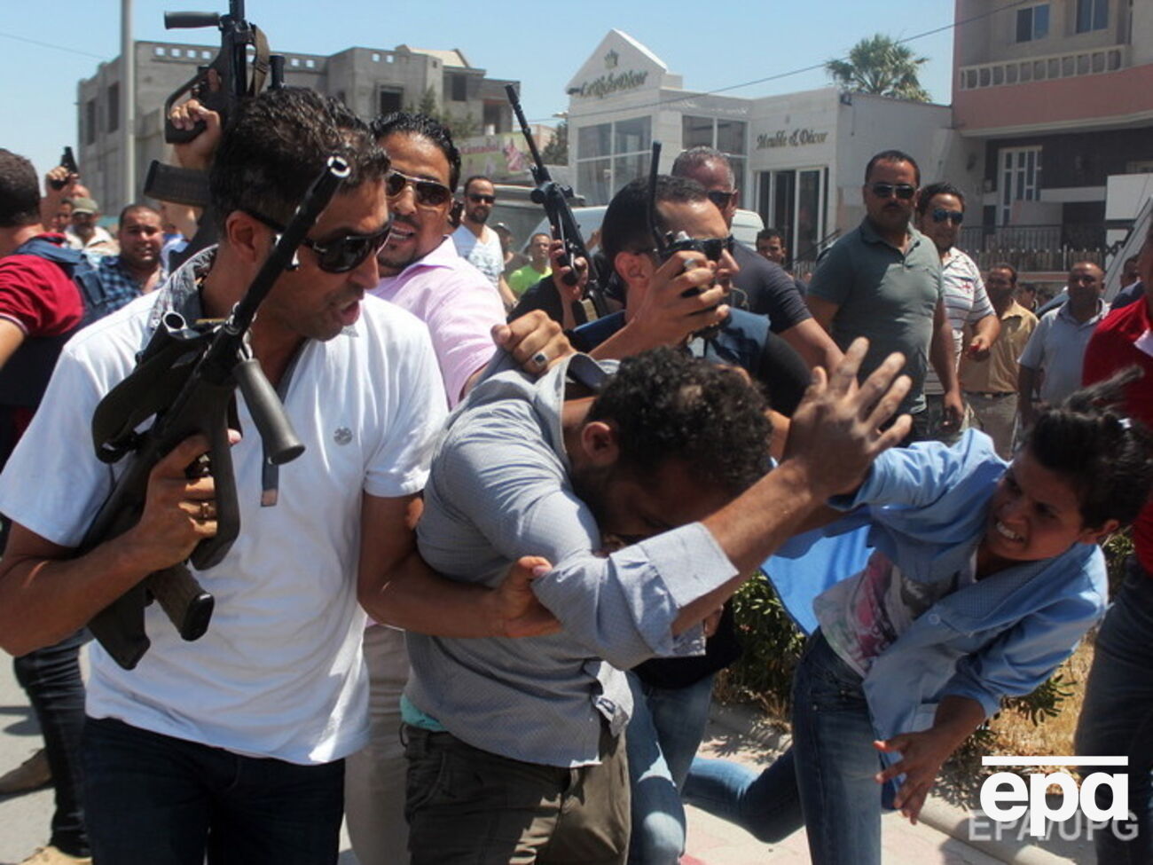 По предварительным данным, силовики убили одного из предполагаемых террористов, второй боевик, а также двое их сообщников задержаны