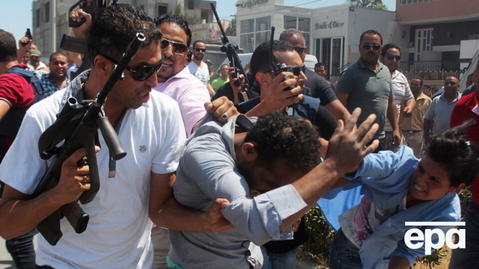 По предварительным данным, силовики убили одного из предполагаемых террористов, второй боевик, а также двое их сообщников задержаны