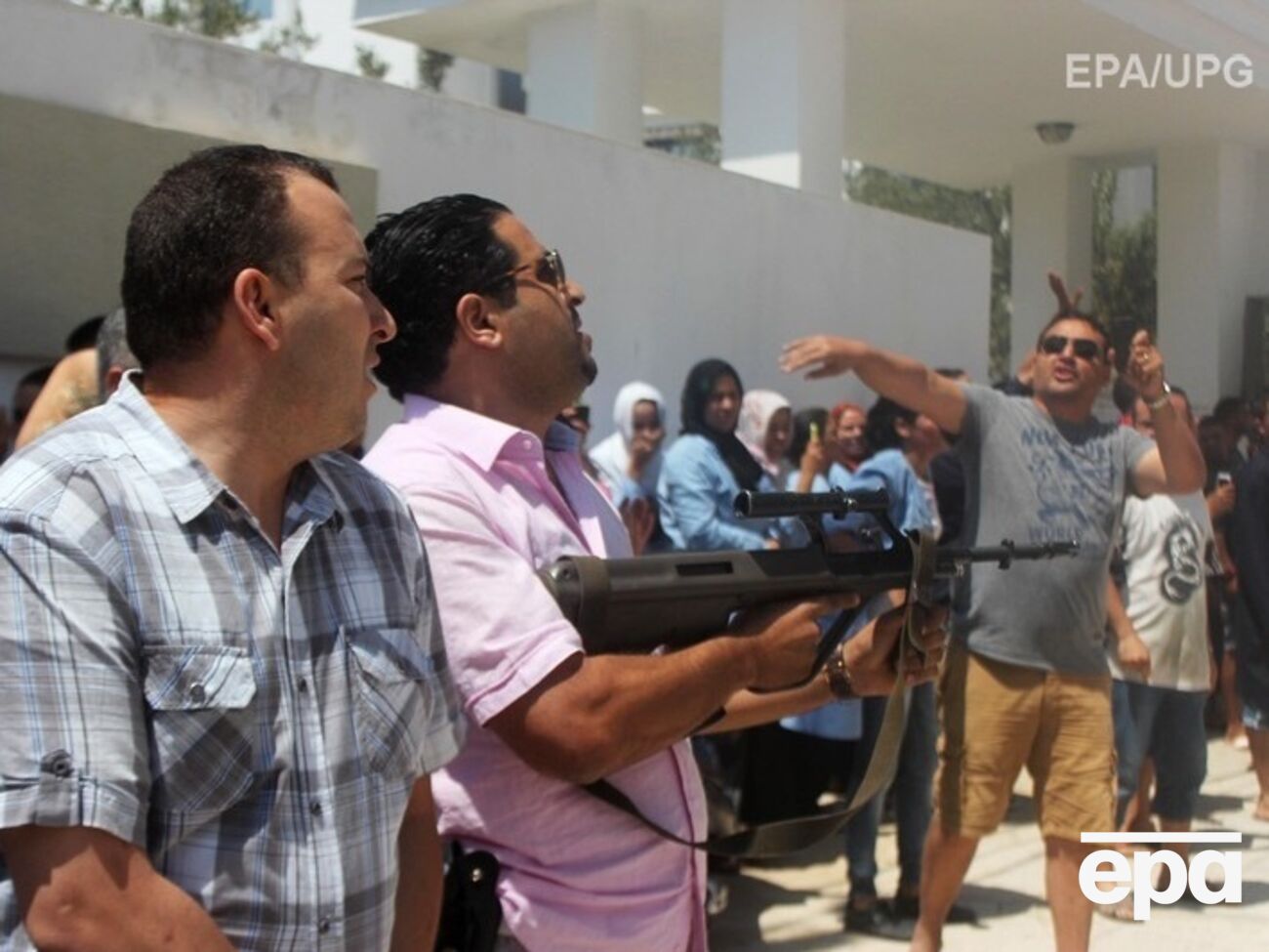 По последним данным, в результате теракта в Тунисе погибли 37 человек, 38 получили ранения