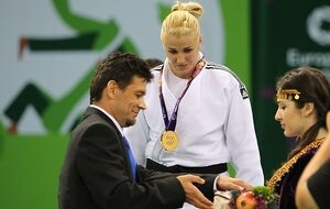Инна Черняк на подиуме Европейских игр в Баку