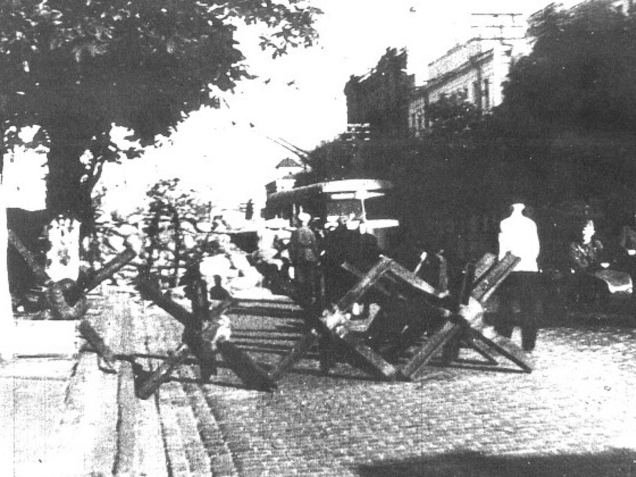 Баррикада и "ежи" на улице Ленина (сейчас Богдана Хмельницкого)