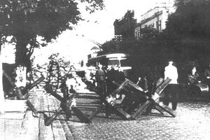 Баррикада и "ежи" на улице Ленина (сейчас Богдана Хмельницкого)