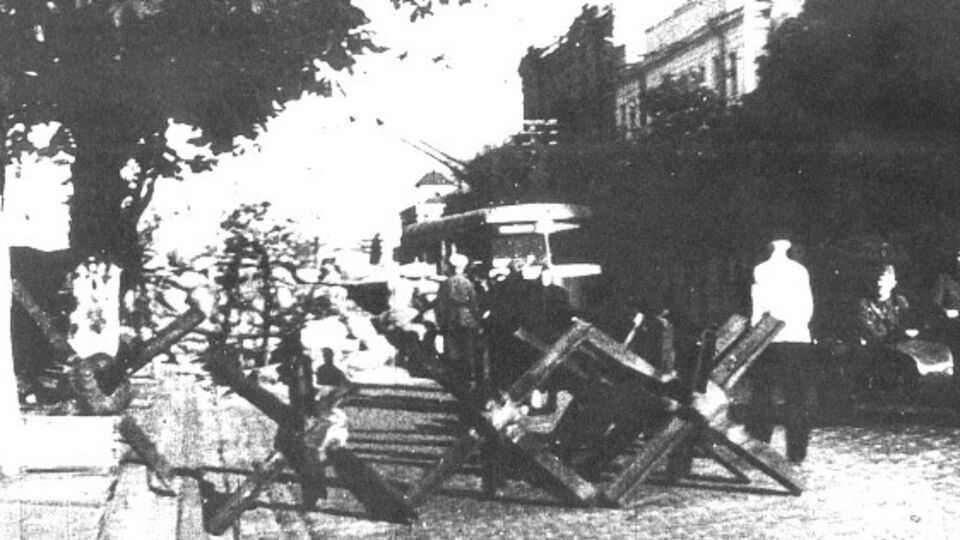 Баррикада и "ежи" на улице Ленина (сейчас Богдана Хмельницкого)