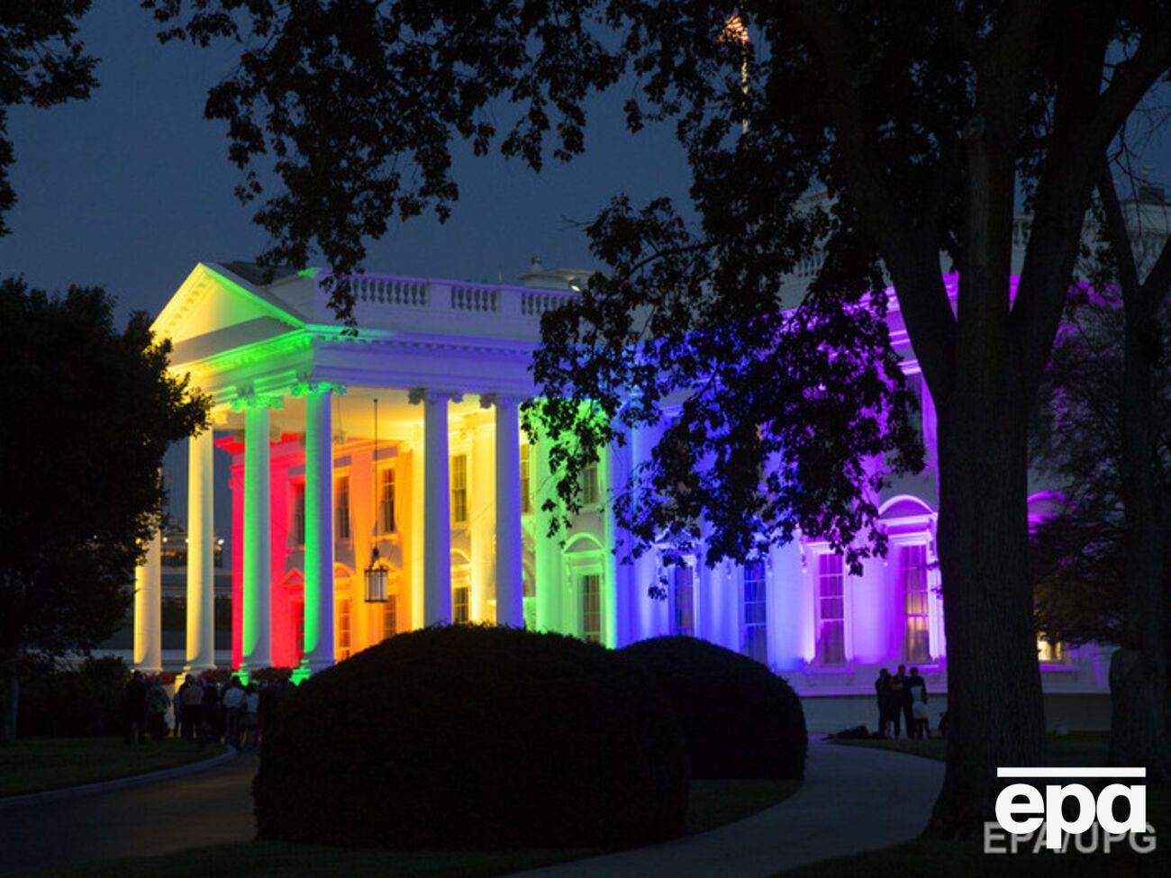 Белый дом стал радужным