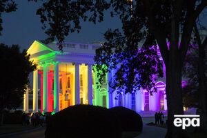 Белый дом стал радужным