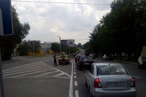 К автозаправкам, на которых есть бензин, выстраиваются длинные очереди