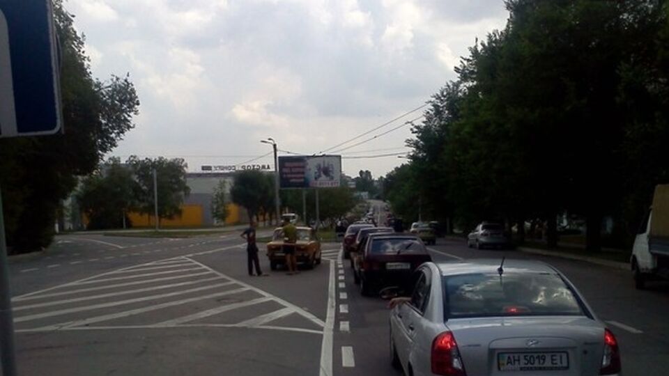 К автозаправкам, на которых есть бензин, выстраиваются длинные очереди