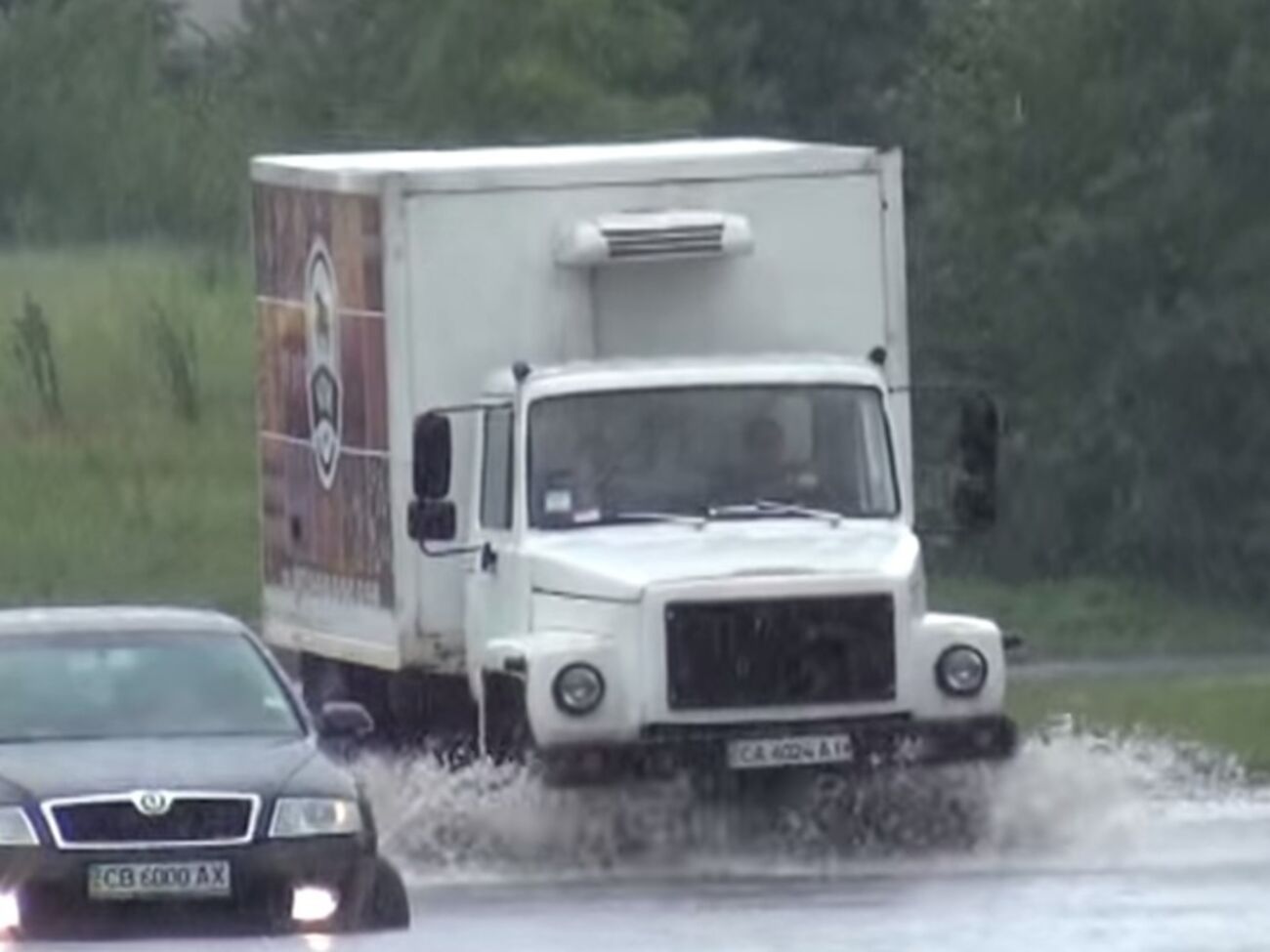 Сотрудники ГСЧС ликвидируют последствия сильного ливня в Черкассах. Видео