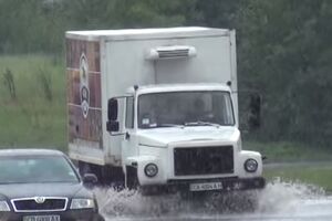 Сотрудники ГСЧС ликвидируют последствия сильного ливня в Черкассах. Видео