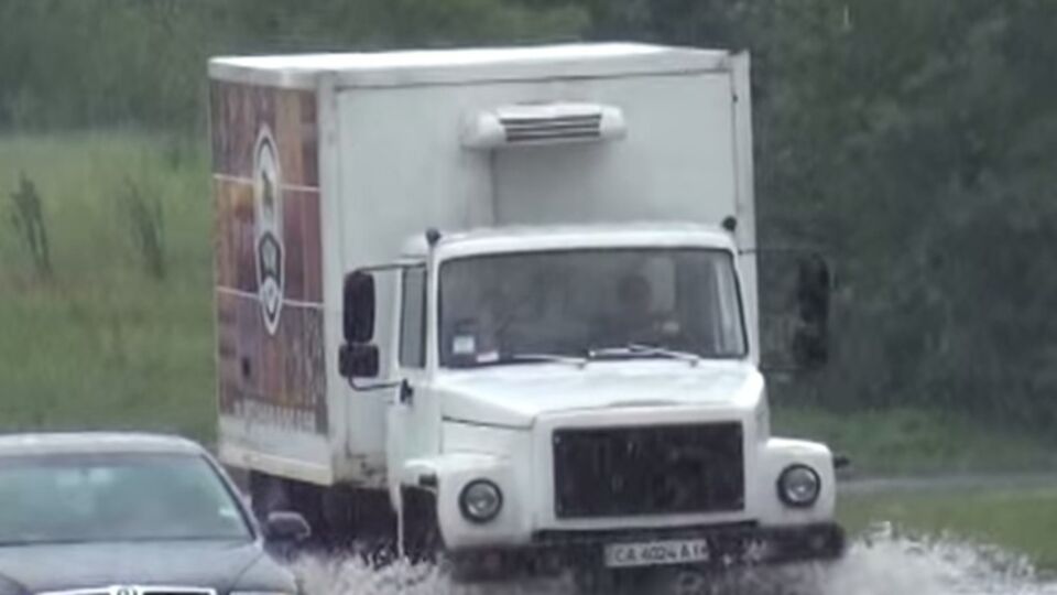 Сотрудники ГСЧС ликвидируют последствия сильного ливня в Черкассах. Видео