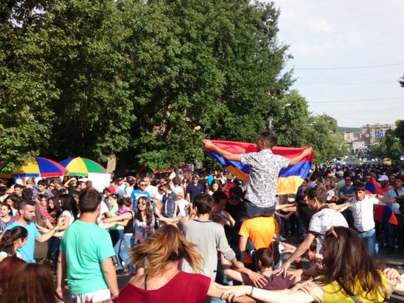 Протестующие на проспекте Баграмяна развлекают себя танцами