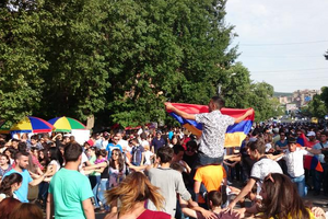 Протестующие на проспекте Баграмяна развлекают себя танцами