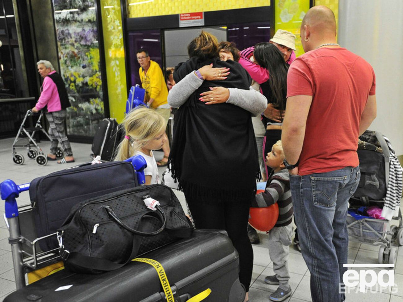 Голландские туристы, вернувшиеся из Туниса после теракта