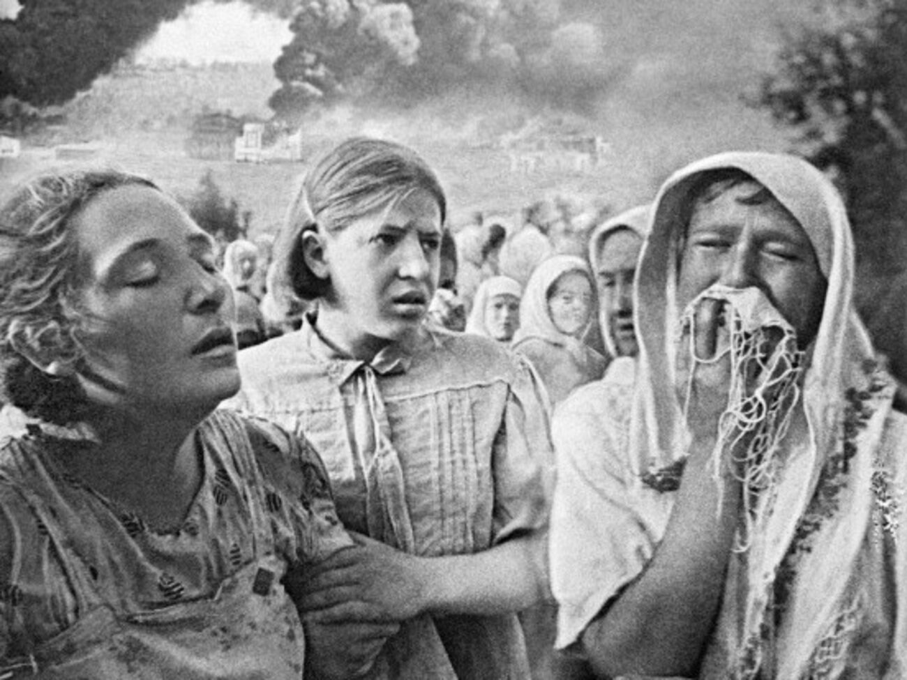 Жительницы Киева покидают свои дома, разрушенные немецкими бомбардировками. Июнь 1941 года