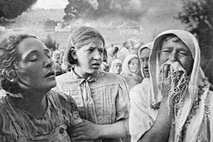 Жительницы Киева покидают свои дома, разрушенные немецкими бомбардировками. Июнь 1941 года