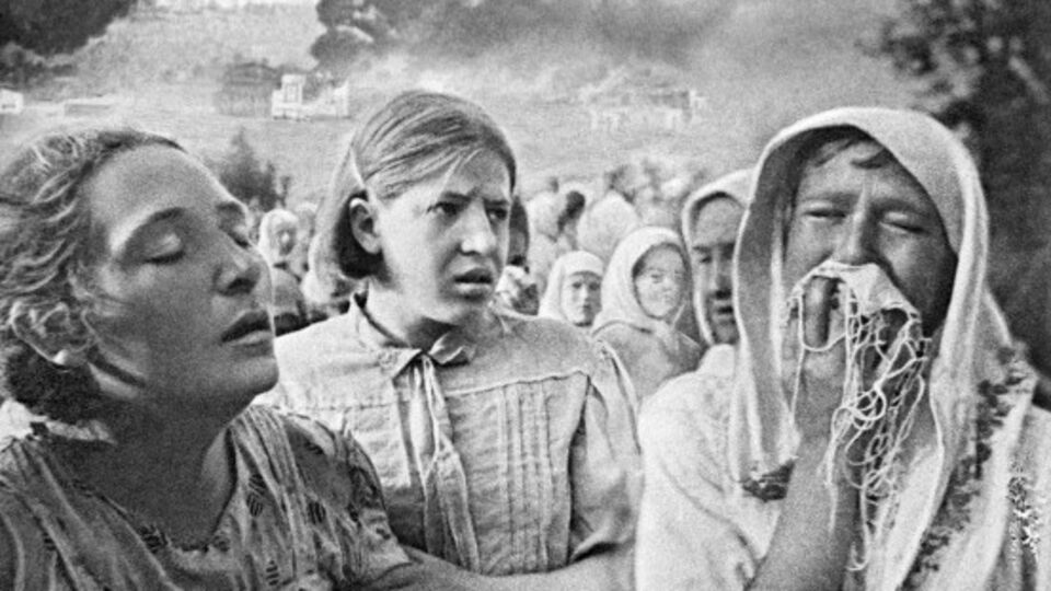 Жительницы Киева покидают свои дома, разрушенные немецкими бомбардировками. Июнь 1941 года