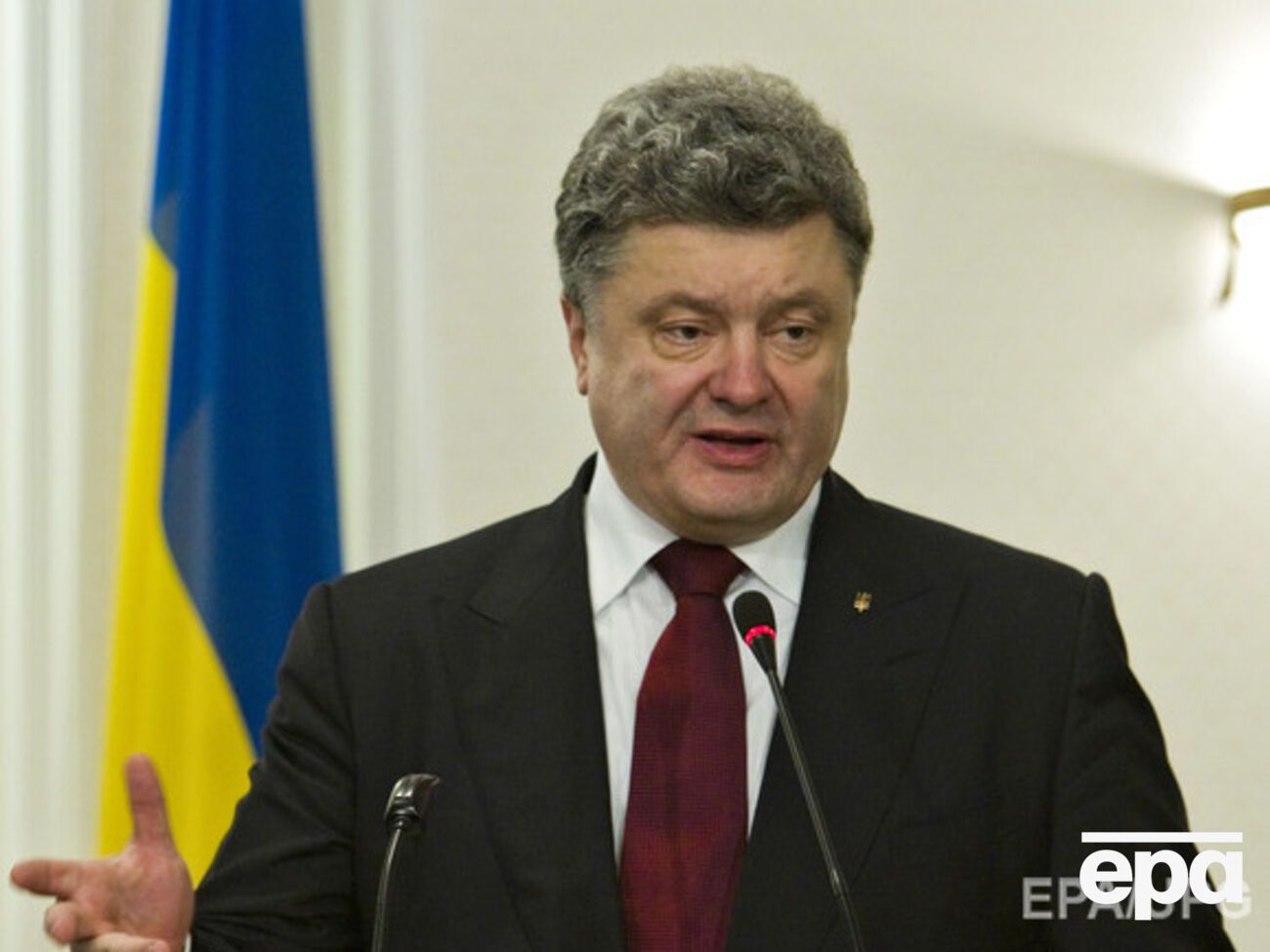 Порошенко поздравил украинцев с Днем Конституции