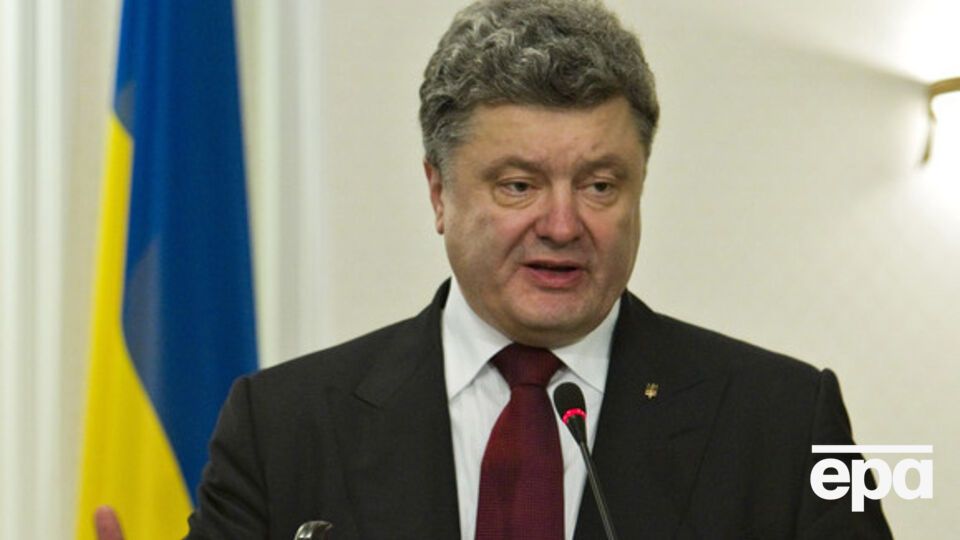 Порошенко поздравил украинцев с Днем Конституции