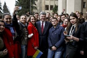 Порошенко: Молодежь стала движущей силой Революции достоинства