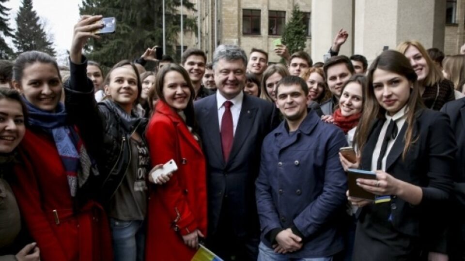 Порошенко: Молодежь стала движущей силой Революции достоинства