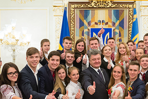 Порошенко поздравил украинскую молодежь