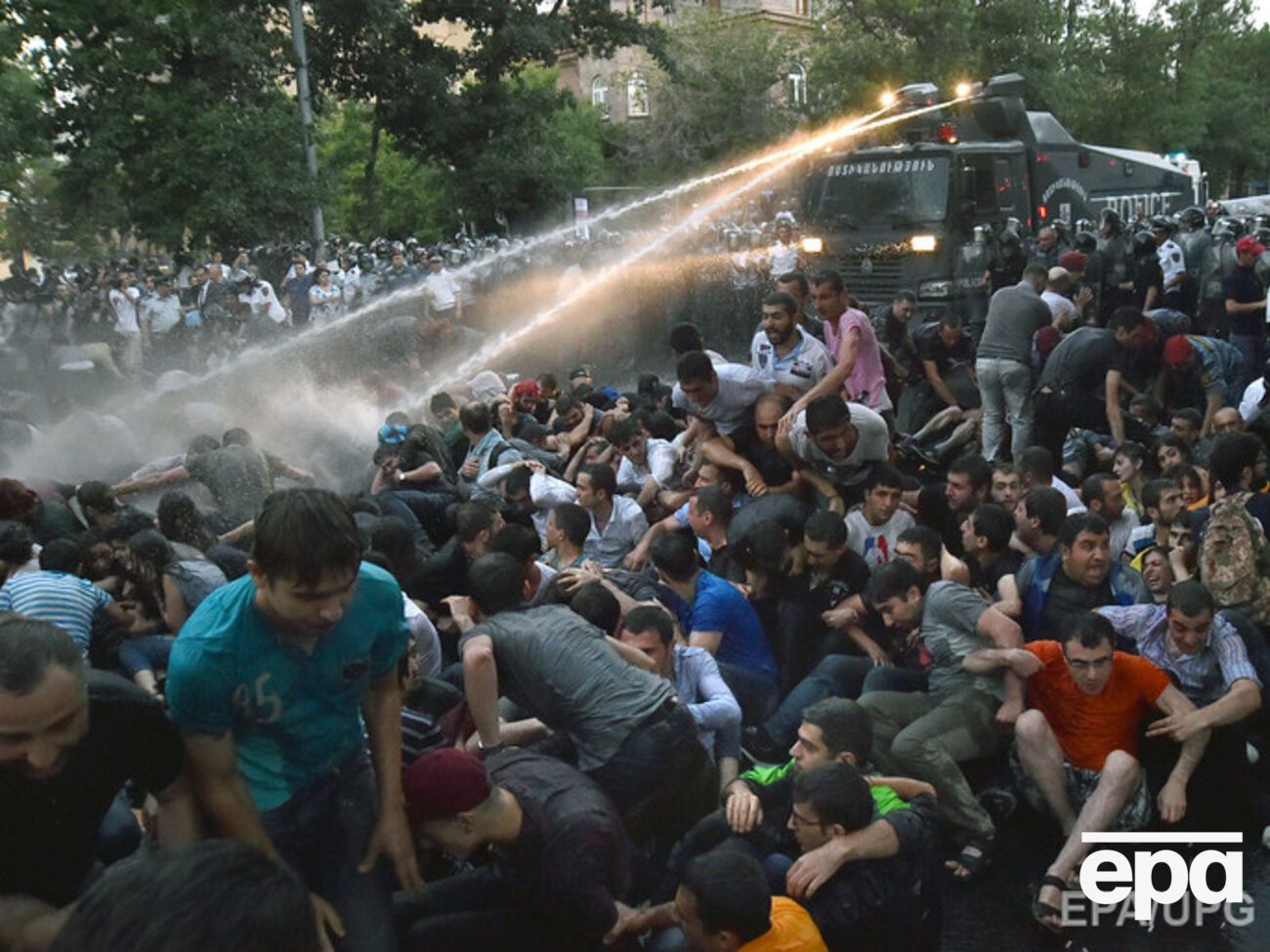 Протесты в Ереване не стихают