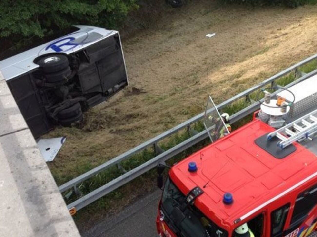 Автобус с детьми врезался в опору моста и перевернулся
