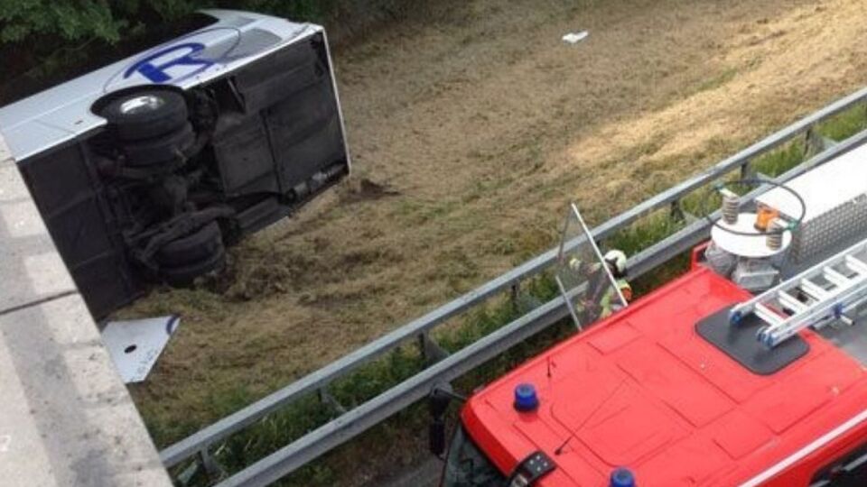 Автобус с детьми врезался в опору моста и перевернулся