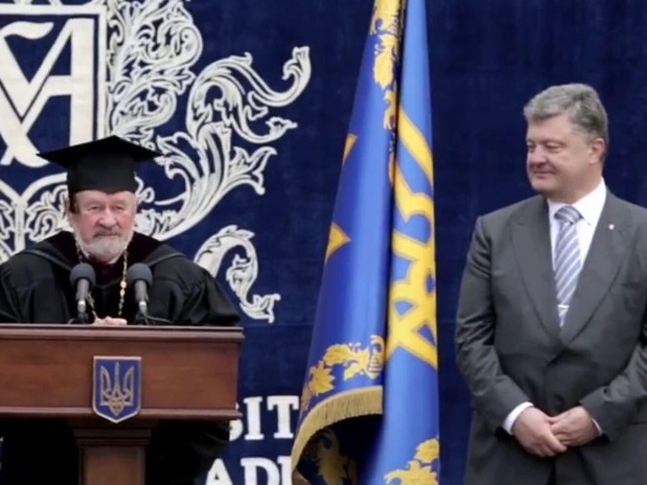 Почетный глава Могилянки Брюховецкий по просьбе президента Украины рассказал анекдот про Порошенко и Васю Соняха. Видео