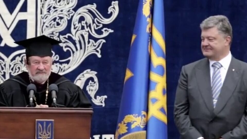 Почетный глава Могилянки Брюховецкий по просьбе президента Украины рассказал анекдот про Порошенко и Васю Соняха. Видео