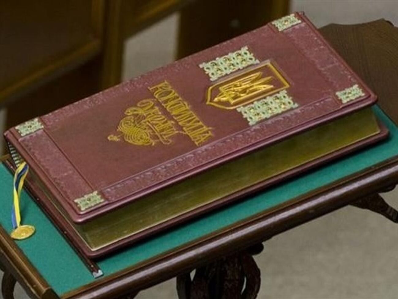 По словам президента Украины Петра Порошенко, отдельные районы Донбасса получат особый статус после внесения изменений в Конституцию