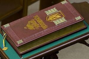 По словам президента Украины Петра Порошенко, отдельные районы Донбасса получат особый статус после внесения изменений в Конституцию