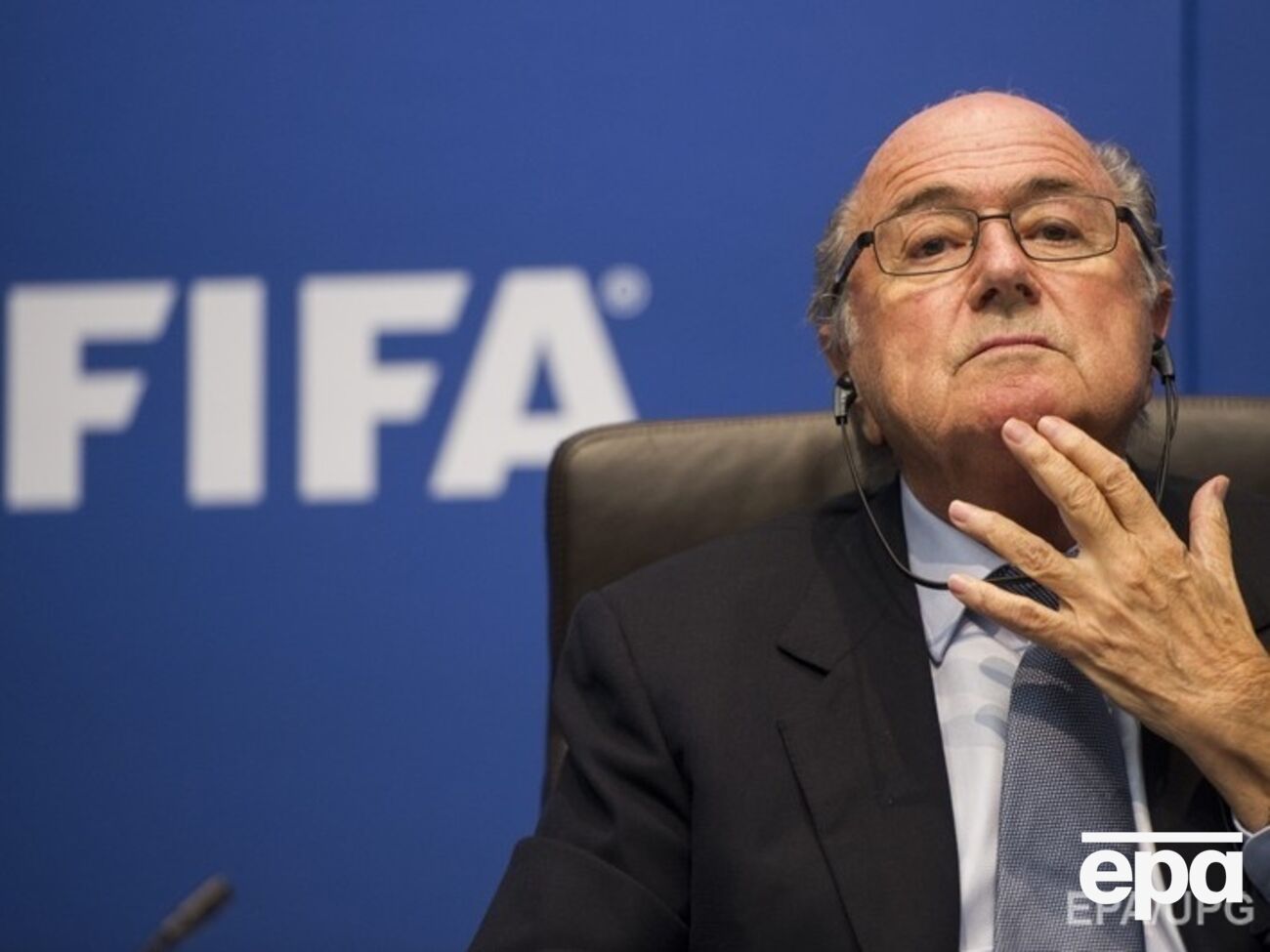 Блаттер сначала объявил об уходе в отставку, а затем передумал