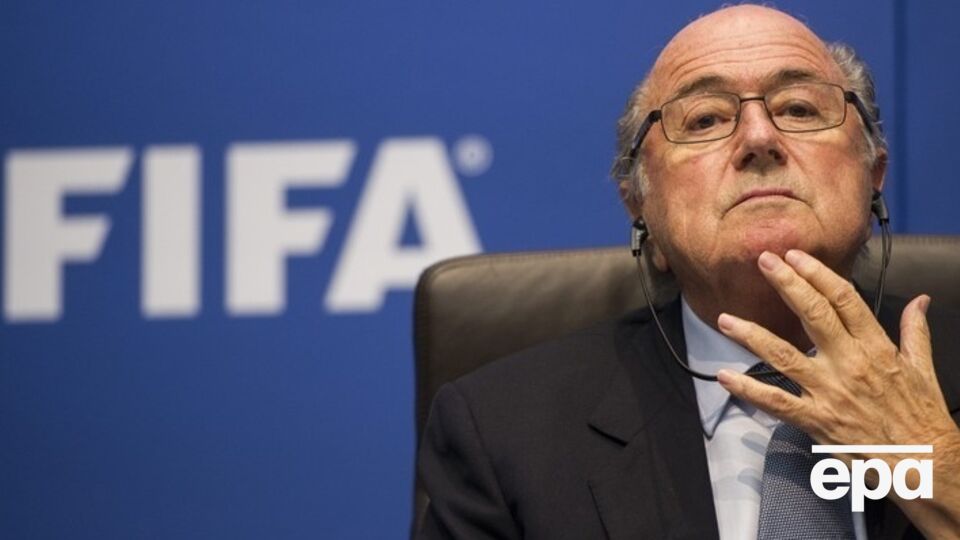 Блаттер сначала объявил об уходе в отставку, а затем передумал