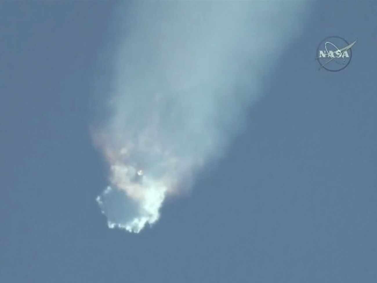 Грузовой корабль Dragon должен был доставить на МКС две тонны грузов