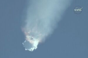 Грузовой корабль Dragon должен был доставить на МКС две тонны грузов