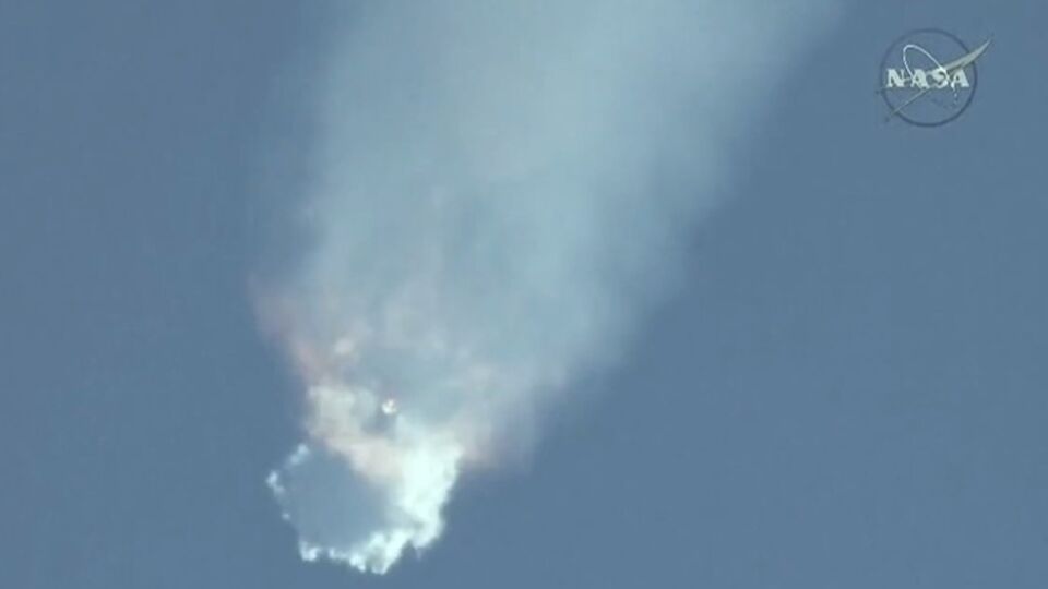 Грузовой корабль Dragon должен был доставить на МКС две тонны грузов